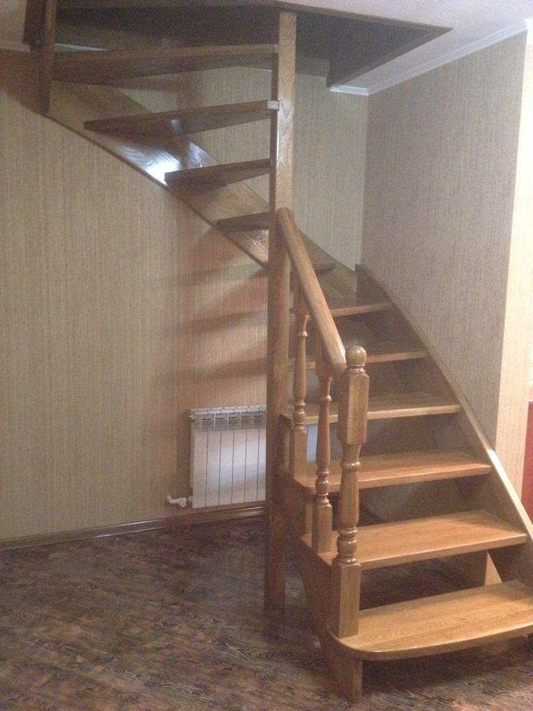 открытая дубовая лестница споворотами в Армавире